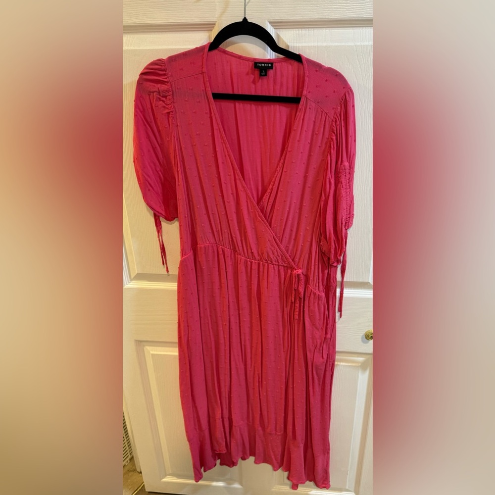Torrid Pink Swiss Dot Surplice Midi Dress Size 3 w/Pockets. Short Sleeve Dress.